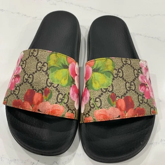 Pursuit Slide Sandal
GUCCI - Picture 1 of 14